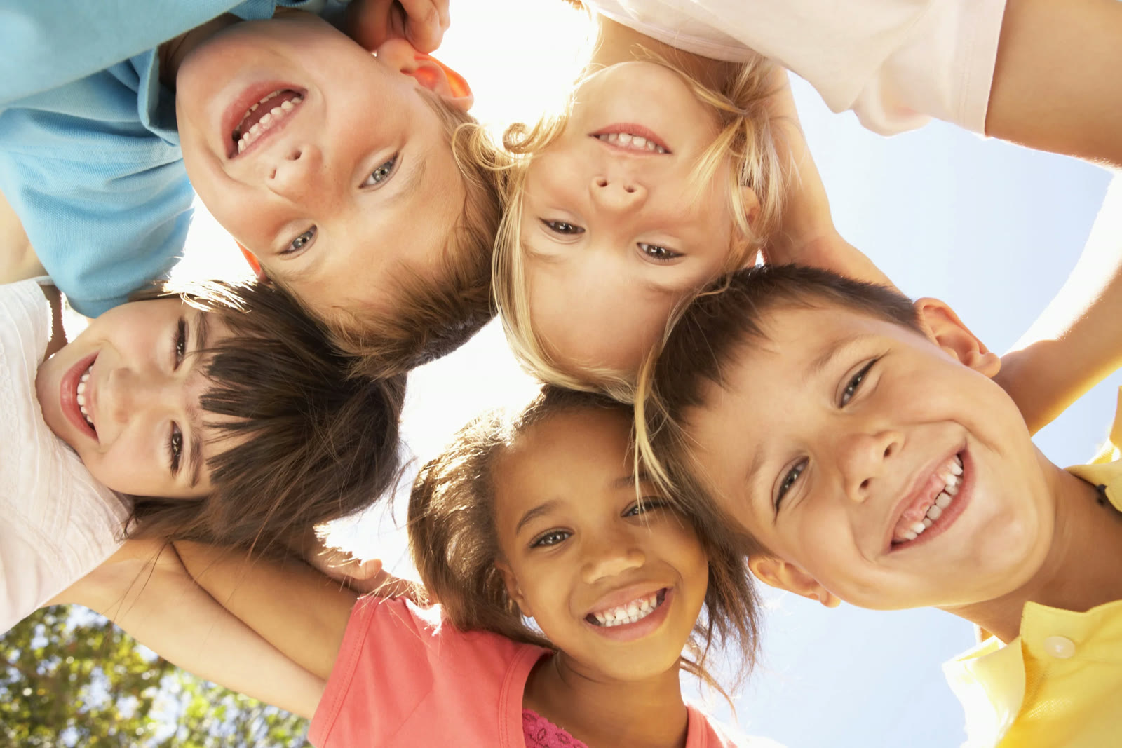 Kinderen die samen buiten spelen